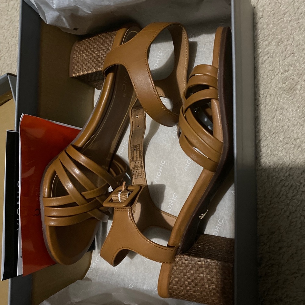 Vionic Heeled Sandal Size 9